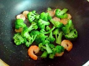 加入西兰花大火迅速翻炒。