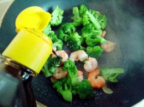 加入生抽，盐，糖，调味继续快速翻炒。