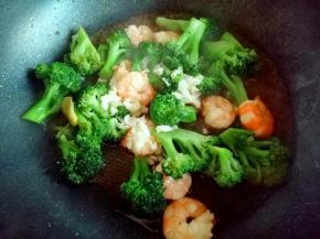 加入蒜末，翻炒出蒜香味，关火出锅。