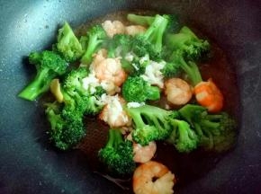 加入蒜末，翻炒出蒜香味，关火出锅。