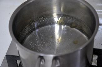 取一个小锅，加入水，放少许盐和油。