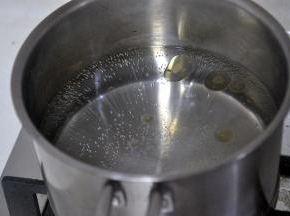 取一个小锅，加入水，放少许盐和油。