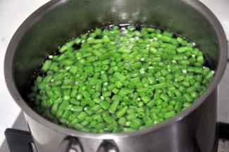 水烧开后倒入豇豆，下水焯3分钟。