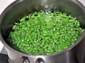 水烧开后倒入豇豆，下水焯3分钟。