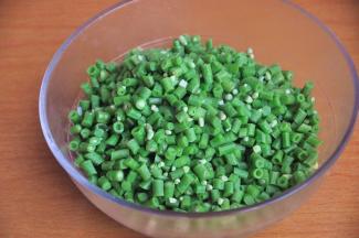 捞出沥干水份备用。