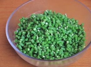 捞出沥干水份备用。