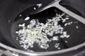 将油锅热至6成热，放入蒜末，快速翻炒。