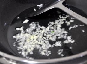 将油锅热至6成热，放入蒜末，快速翻炒。