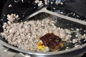 加入一勺郫县豆瓣。