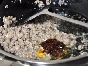 加入一勺郫县豆瓣。