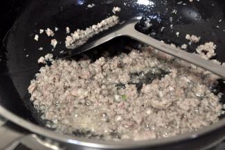 快速炒散，炒香。