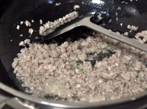 快速炒散，炒香。