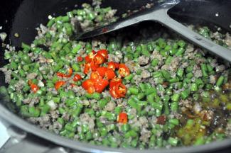 加入小米辣，炒出辣味关火起锅，如果不喜辣，可以不加。