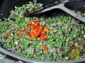 加入小米辣，炒出辣味关火起锅，如果不喜辣，可以不加。