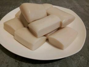 一根年糕切成了三段。