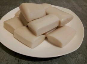 一根年糕切成了三段。