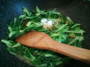 先炒小青菜，油要比平时炒菜的时候多一点，翻炒好，加调料，半碗清水，