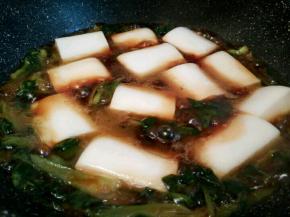 放入年糕，开小火慢慢炖。