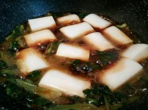 放入年糕，开小火慢慢炖。