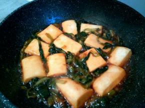 炖到汤汁浓稠，年糕入味就可以。