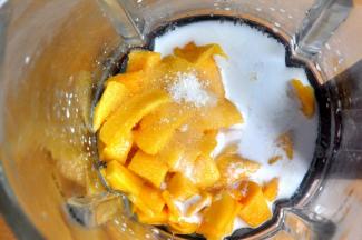 将3分之2 的芒果果肉加椰浆和淡奶、糖粉放进破壁机中打成果泥。（椰浆不是椰汁。淡奶是牛奶经过蒸馏后的产物，没有淡奶可以用牛奶替代。）