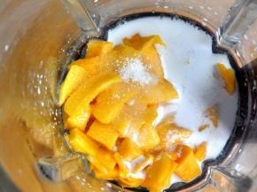 将3分之2 的芒果果肉加椰浆和淡奶、糖粉放进破壁机中打成果泥。（椰浆不是椰汁。淡奶是牛奶经过蒸馏后的产物，没有淡奶可以用牛奶替代。）