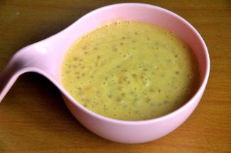 混合西米和芒果泥。