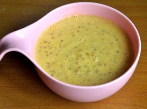 混合西米和芒果泥。