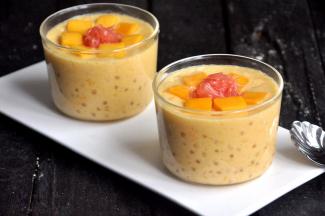 分别倒入杯中，撒上西柚肉和芒果丁。