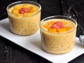 分别倒入杯中，撒上西柚肉和芒果丁。