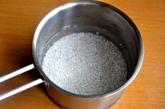 将小西米放入锅中大火煮10分钟，转小火20分钟，煮到小西米中间有点小白芯，关火闷10分钟左右。