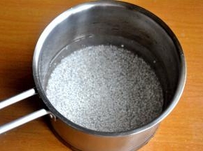 将小西米放入锅中大火煮10分钟，转小火20分钟，煮到小西米中间有点小白芯，关火闷10分钟左右。