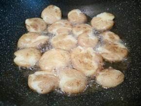 锅里有稍微多一点，再把土豆放下去煎，