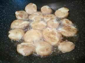 锅里有稍微多一点，再把土豆放下去煎，