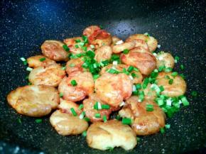 把油全部倒出来，淋上两勺生抽，适量盐，葱花翻炒一下，出锅，