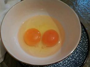 看看这蛋黄， 家里的土鸡蛋，蛋黄颜色都不一样，去掉蛋壳以后鸡蛋液是100克。