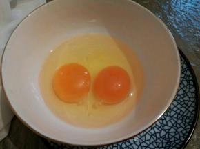 看看这蛋黄， 家里的土鸡蛋，蛋黄颜色都不一样，去掉蛋壳以后鸡蛋液是100克。