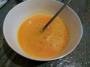  加一克食盐搅打均匀，（一边打，发现蛋黄太稠了，还会粘在勺子上，哈哈！）