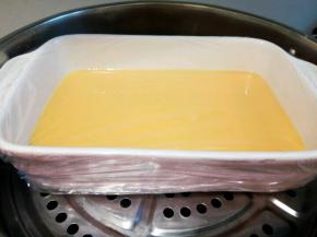  鸡蛋液过滤一下，倒入蒸盘，包上保鲜膜，水开以后，放上去用中火蒸10分钟，