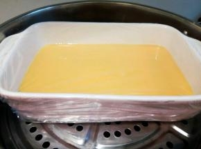  鸡蛋液过滤一下，倒入蒸盘，包上保鲜膜，水开以后，放上去用中火蒸10分钟，