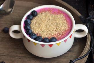 撒上小麦胚芽和蓝莓，开启健康营养早餐！配方的量是2人份。