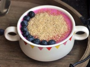 撒上小麦胚芽和蓝莓，开启健康营养早餐！配方的量是2人份。