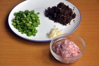 准备材料，我买的袋装宜宾芽菜，用以前先泡一下再将水沥干，这样咸度知足，否则炒出来可能有点咸。