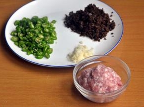 准备材料，我买的袋装宜宾芽菜，用以前先泡一下再将水沥干，这样咸度知足，否则炒出来可能有点咸。