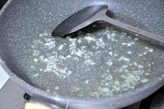 锅中倒入适量油，油热至6成，倒入蒜末，炒香。