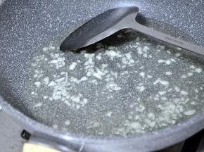 锅中倒入适量油，油热至6成，倒入蒜末，炒香。