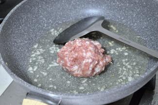 倒入猪肉末。
