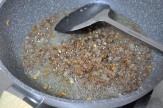 将肉末煽干一点，这样吃起来比较香。