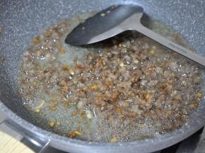 将肉末煽干一点，这样吃起来比较香。