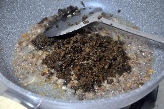 倒入芽菜，翻炒均匀。